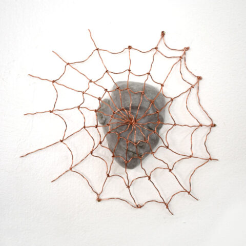 Saalis (2025), betoni ja kuparilanka, 23 cm x 26 cm x 5 cm
